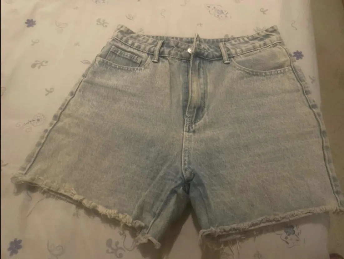 Pantalón vaquero corto azul claro