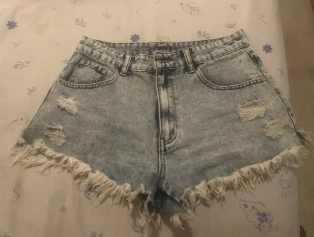 Pantalón vaquero corto de talle alto, con rotos