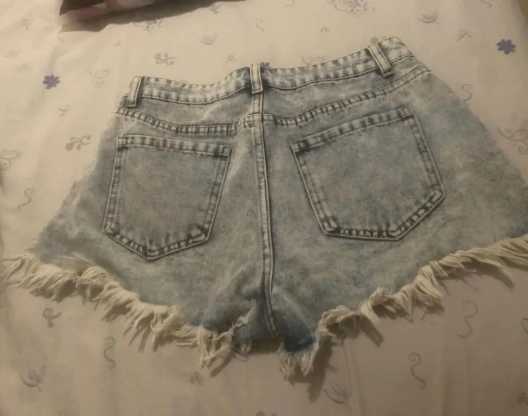 Pantalón vaquero corto de talle alto, con rotos, foto 2