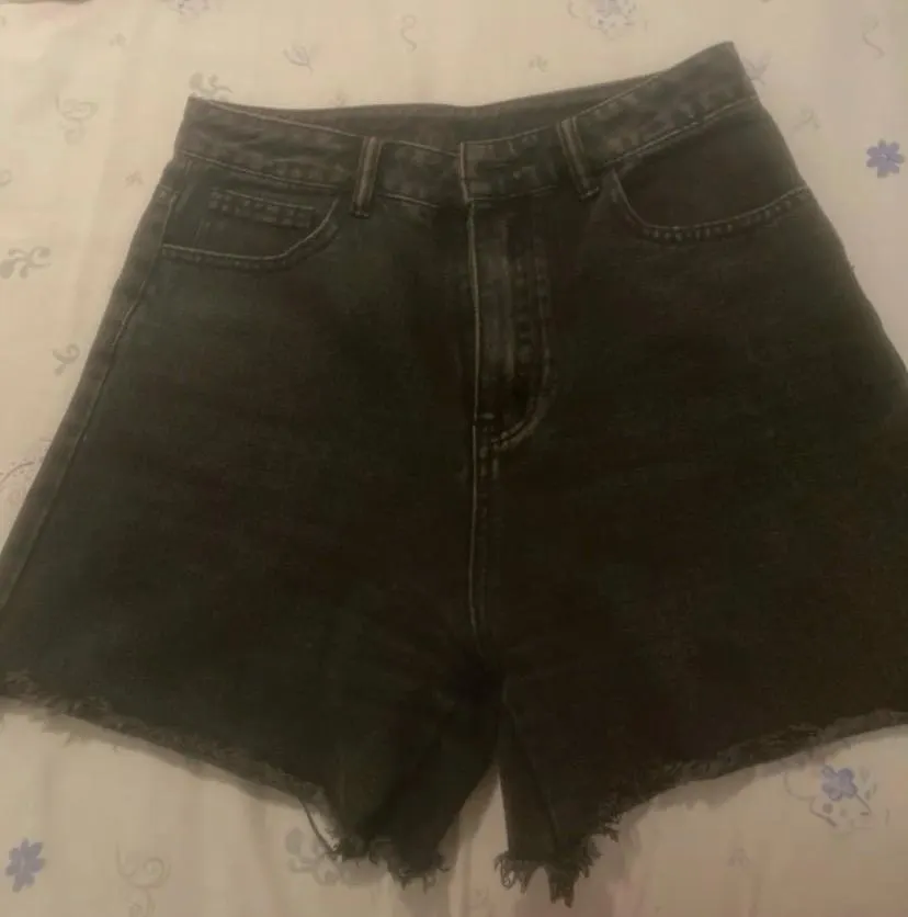 Pantalón vaquero corto gris oscuro