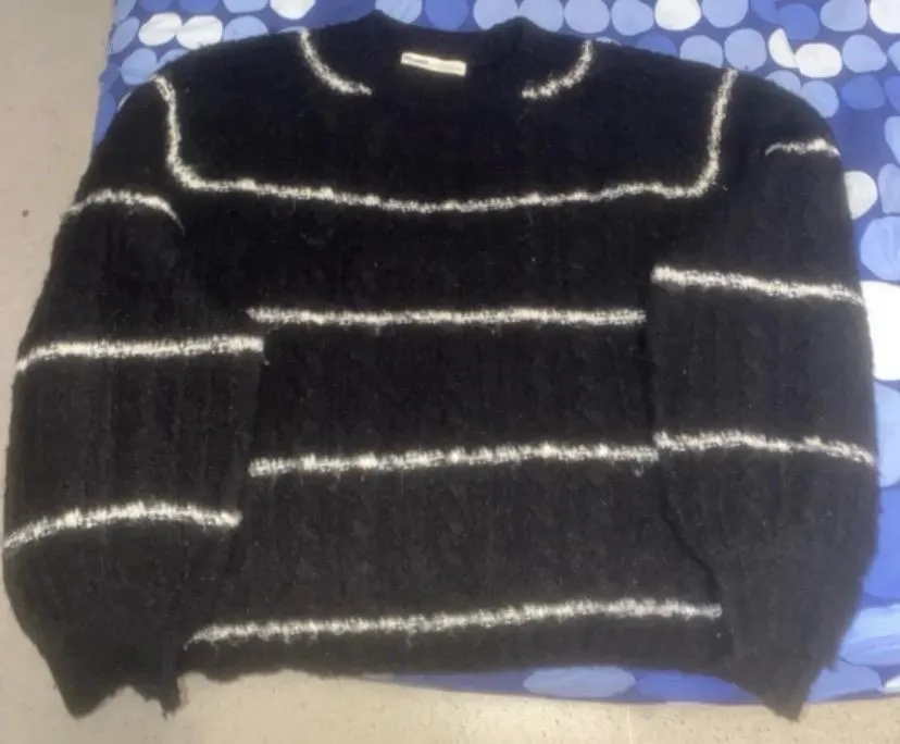 Jersey negro con rayas blancas